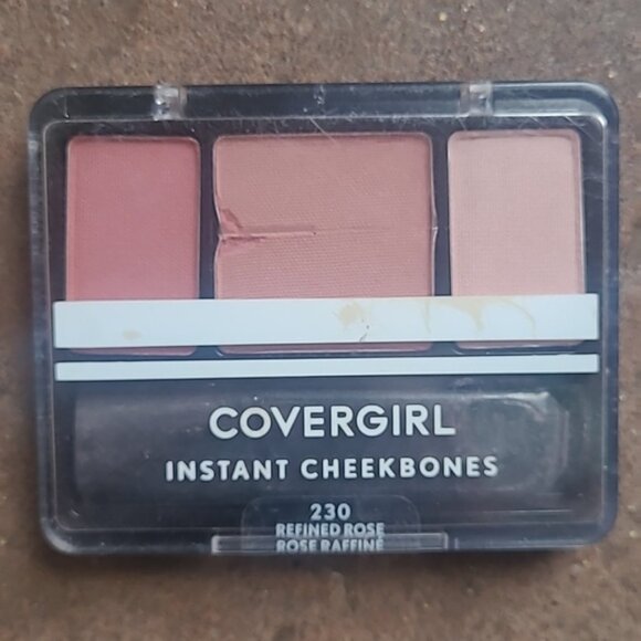 New in packaging! CoverGirl Instant Cheekbones Refined Rose blush trio compact - Picture 1 of 2
